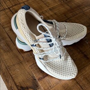 Sorel size 9 cream sneakers